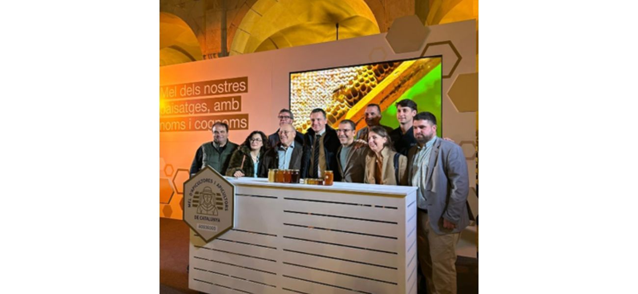 La Sra. Roser Martí, presidenta del Codinucat, assisteix a la presentació del segell de la mel d’apicultores i apicultors de Catalunya.
